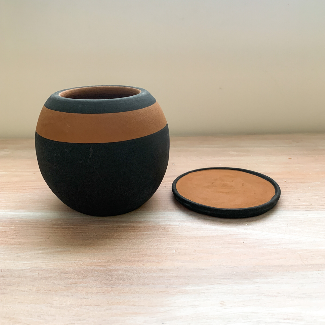 "Be Round" Small ceramic planter w/drainage plate - Black/Terracotta