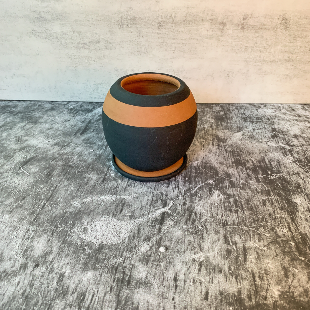 "Be Round" Small ceramic planter w/drainage plate - Black/Terracotta