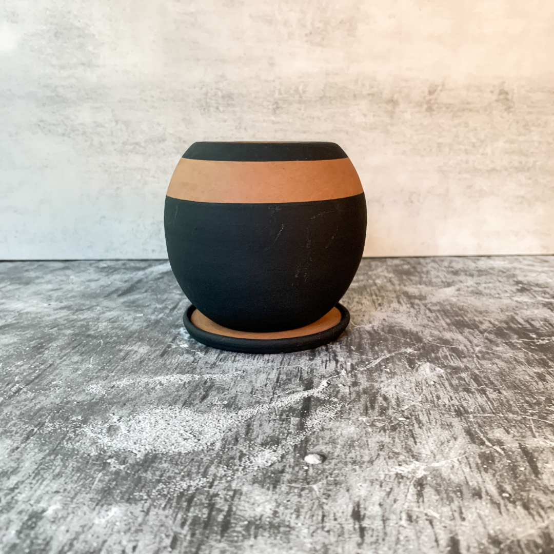 "Be Round" Small ceramic planter w/drainage plate - Black/Terracotta