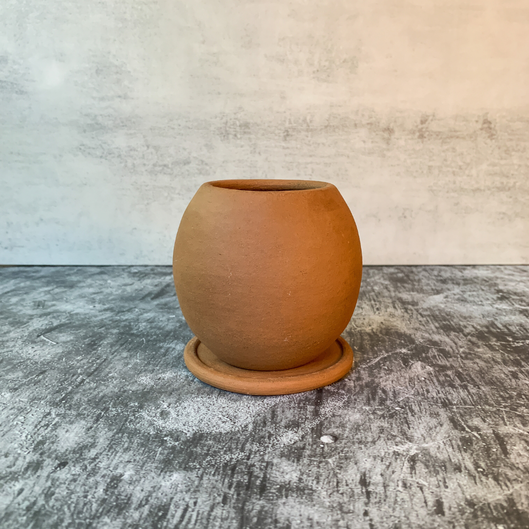 "Be Round" Small ceramic planter w/drainage plate - Terracotta