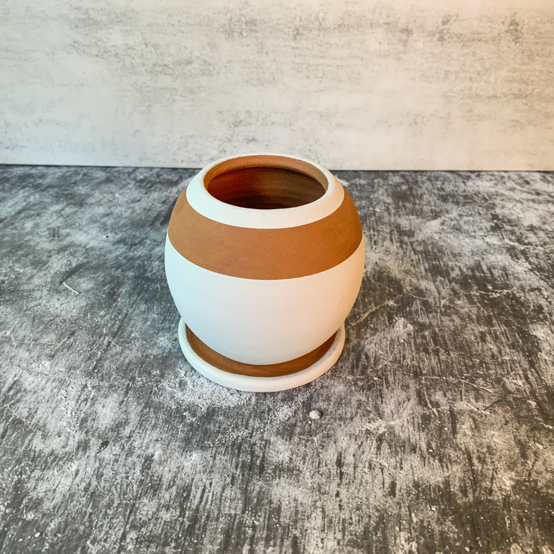 "Be Round" Small ceramic planter w/drainage plate - Gray Sand/Terracotta