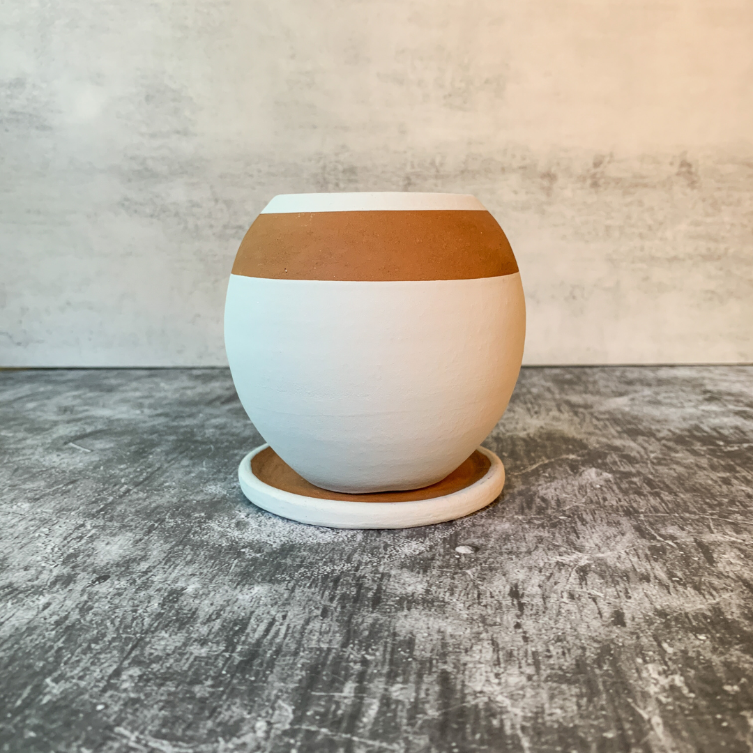 "Be Round" Small ceramic planter w/drainage plate - Gray Sand/Terracotta