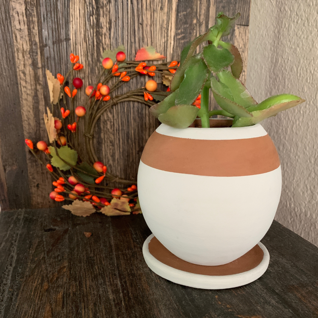 "Be Round" Small ceramic planter w/drainage plate - Gray Sand/Terracotta